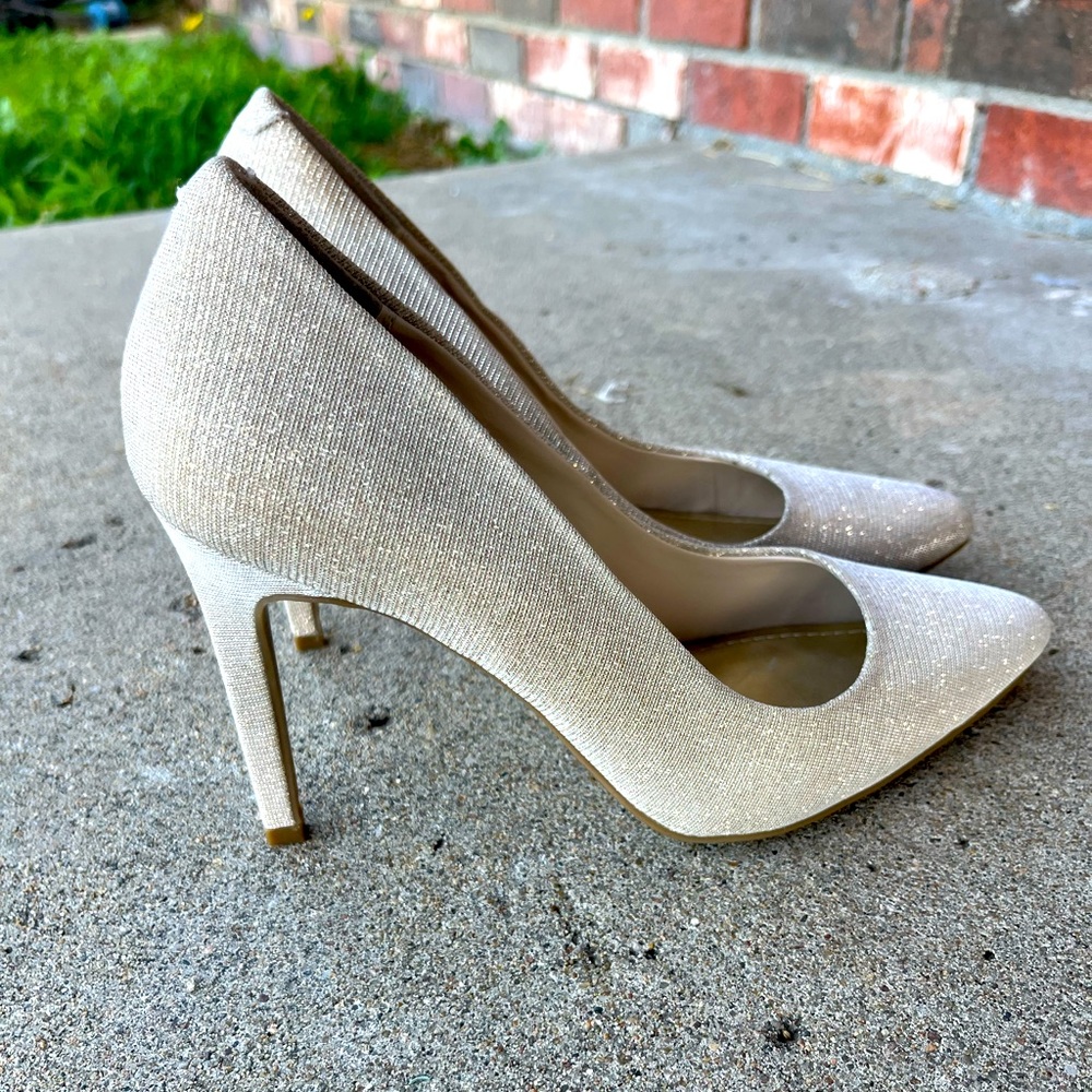 JENNIFER LOPEZ gold metallic high heels